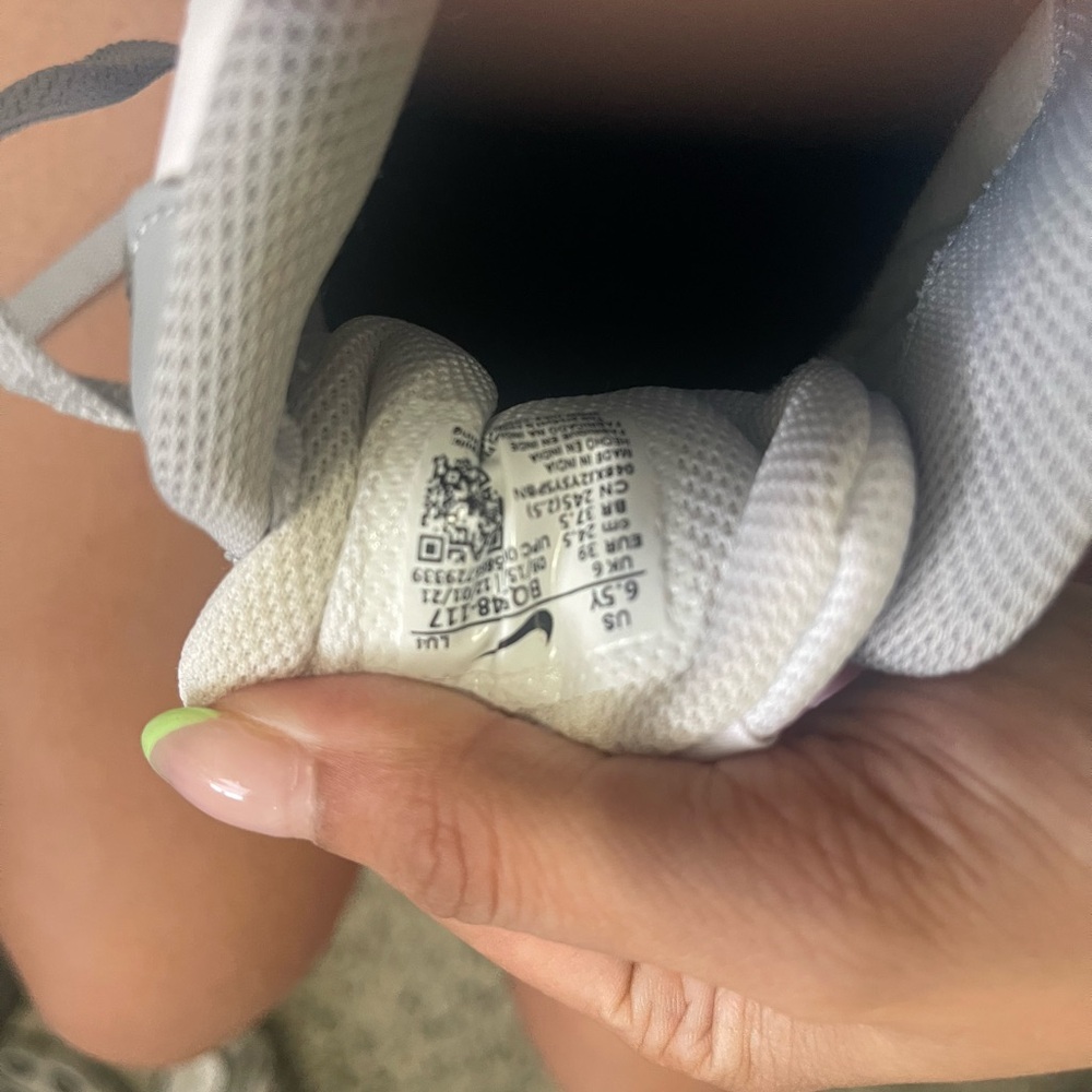 NIKE SNEAKERS - Picture 3 of 3